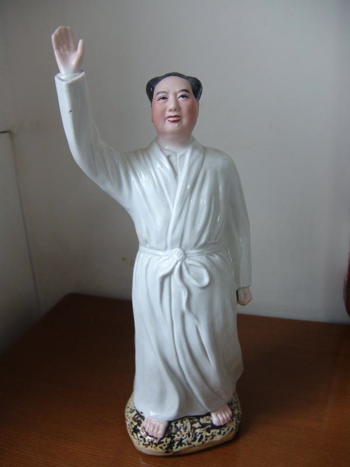 MaoBathrobe-statue.png